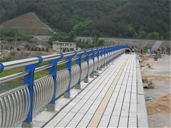 廊坊不锈钢桥梁护栏的特性及其在现代建筑中的应用